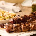 brochetas de cordero al grill