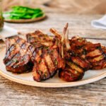 Rack de cordero a la parrilla con chimichurri