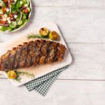 costilla con ensalada mediterranea y papas al vapor