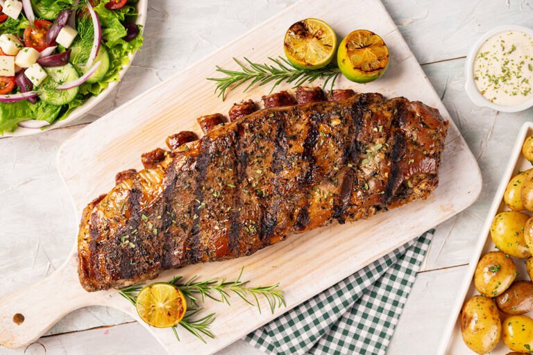 costilla con ensalada mediterranea y papas al vapor