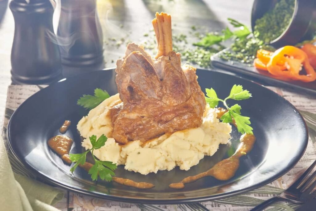 plato de osobuco de cordero en salsa de criolla